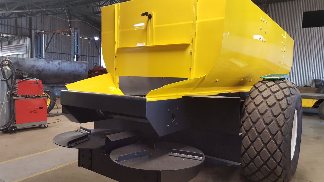 D1100M MANURE SPREADER